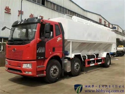 解放小三軸30方散裝飼料運(yùn)輸車(chē)